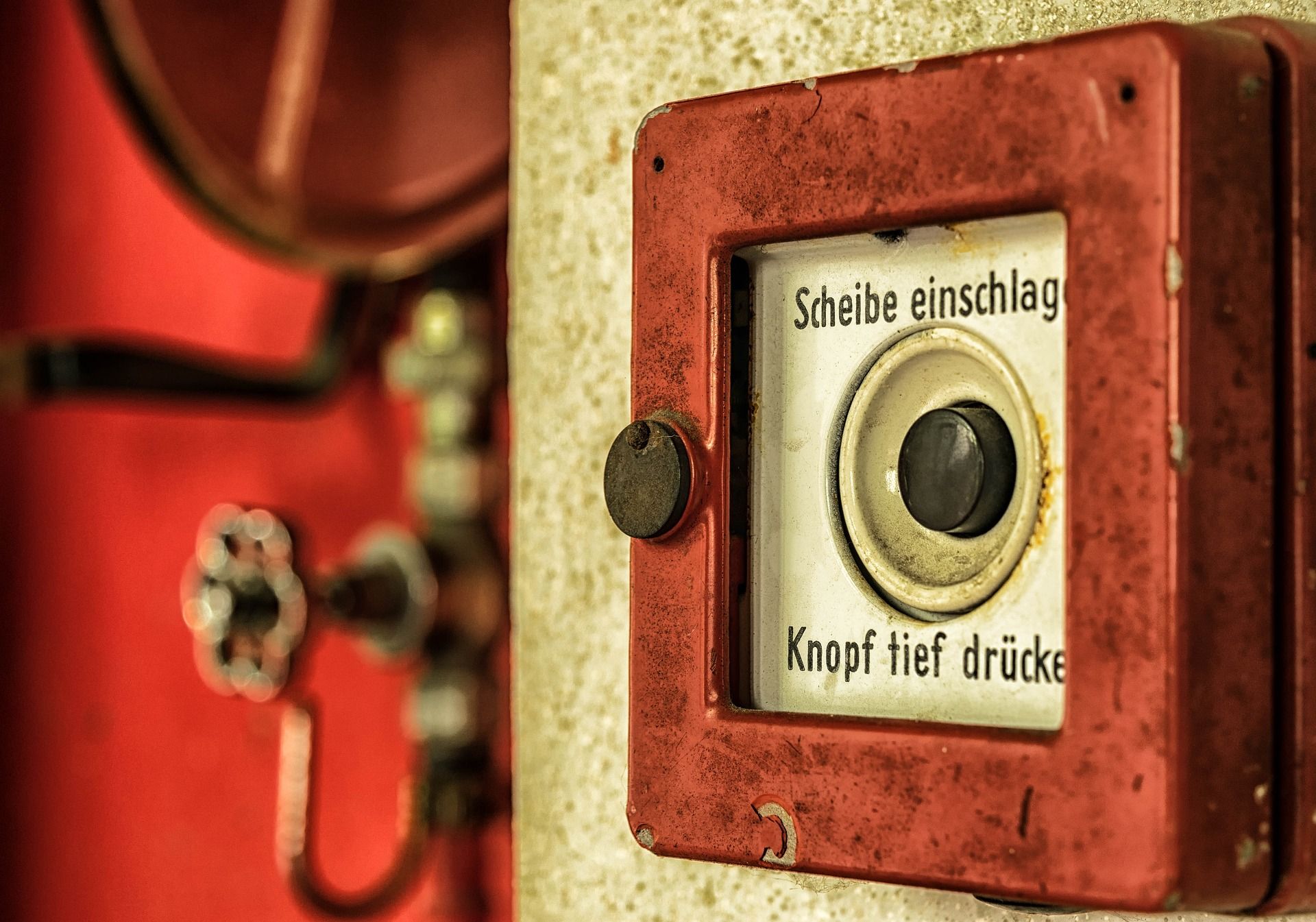 Roter Feuermelder an einer Wand – Symbolbild für die Cyber-Feuerwehr