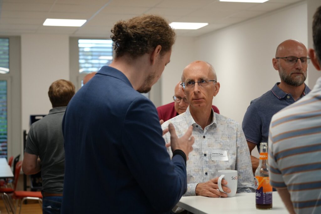 Gespräch unter Teilnehmenden in der Pause zwischen zwei Barcamp-Sessions.