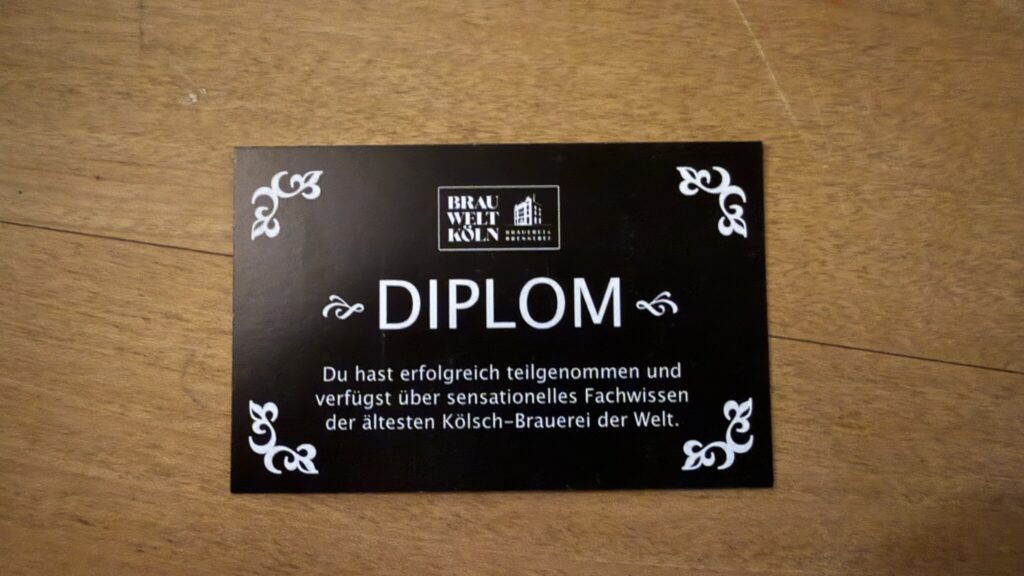 Schwarzes Diplom der BRAUWELT Köln, das die erfolgreiche Teilnahme und sensationelles Fachwissen über die älteste Kölsch-Brauerei der Welt bescheinigt.