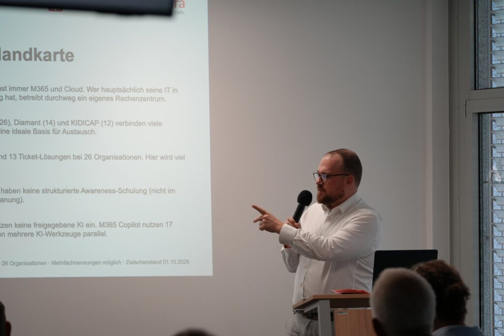 Mirco Beyer stellt am dritten Tag den Zwischenstand der Umfrage zur Systemlandkarte IT in der Caritas vor.